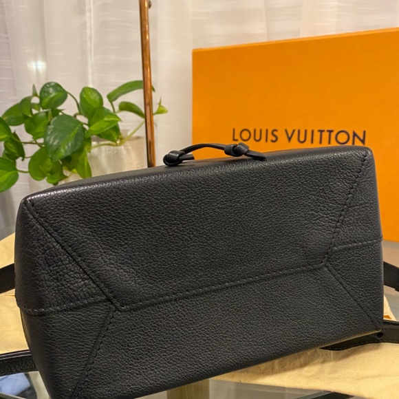 Authentic Louis Vuitton LockMe calfskin backpack in black - Picture 9 of 11